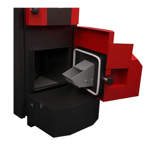 Roter und schwarzer Holzofen mit offenem Tür im Pellets Kessel Attack Pellet 30 Automatik Plus