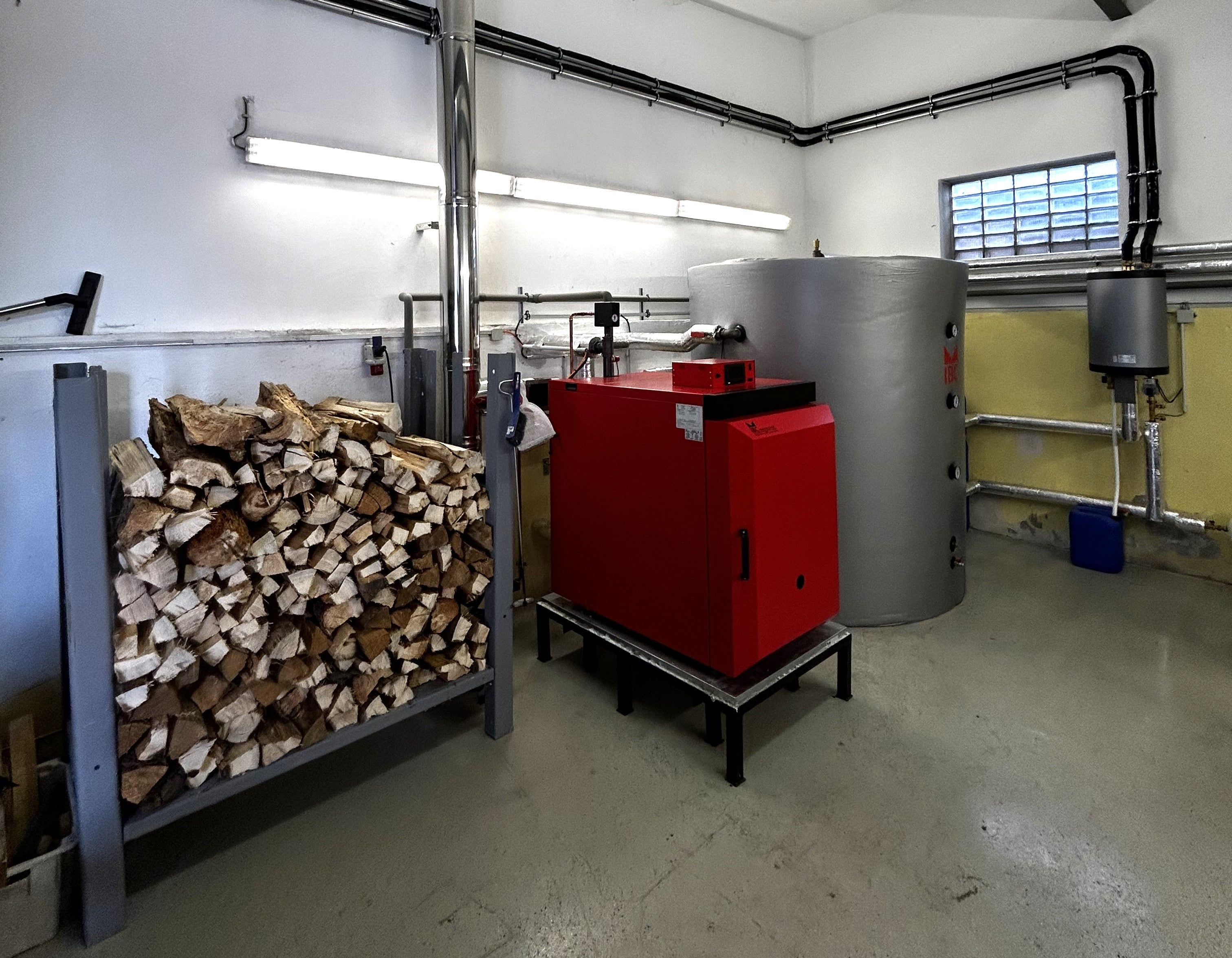 Holzvergaser Kessel mit Brennstoffzufuhr für effiziente umweltfreundliche Heizung