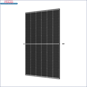 Schwarzes Photovoltaik-Solarmodul von Trina in der 10 kWp Photovoltaikanlage mit 10kW Speicher